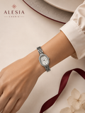 Reloj plateado fondo blanco